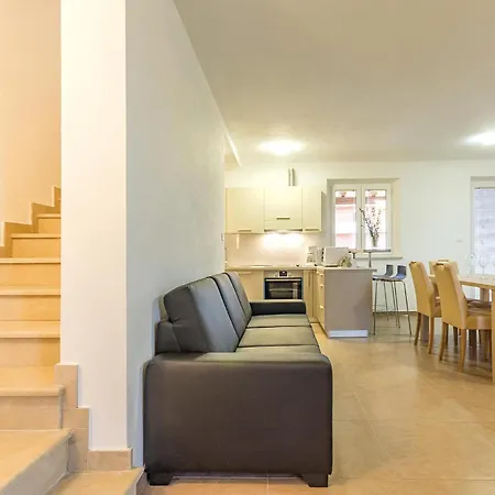 Cozy In Bratulici With Kitchen *