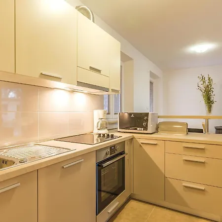 Cozy In Bratulici With Kitchen בית נופש