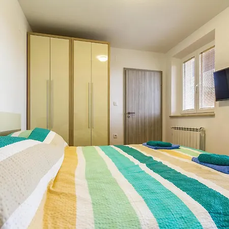 Cozy In Bratulici With Kitchen